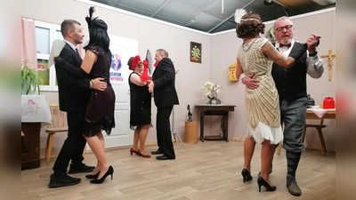 Die drei Schwerenöter ahnen beim Date mit ihren auf jung getrimmten Frauen noch nichts vom Komplott.  (Foto: Friedrich Zinnecker)