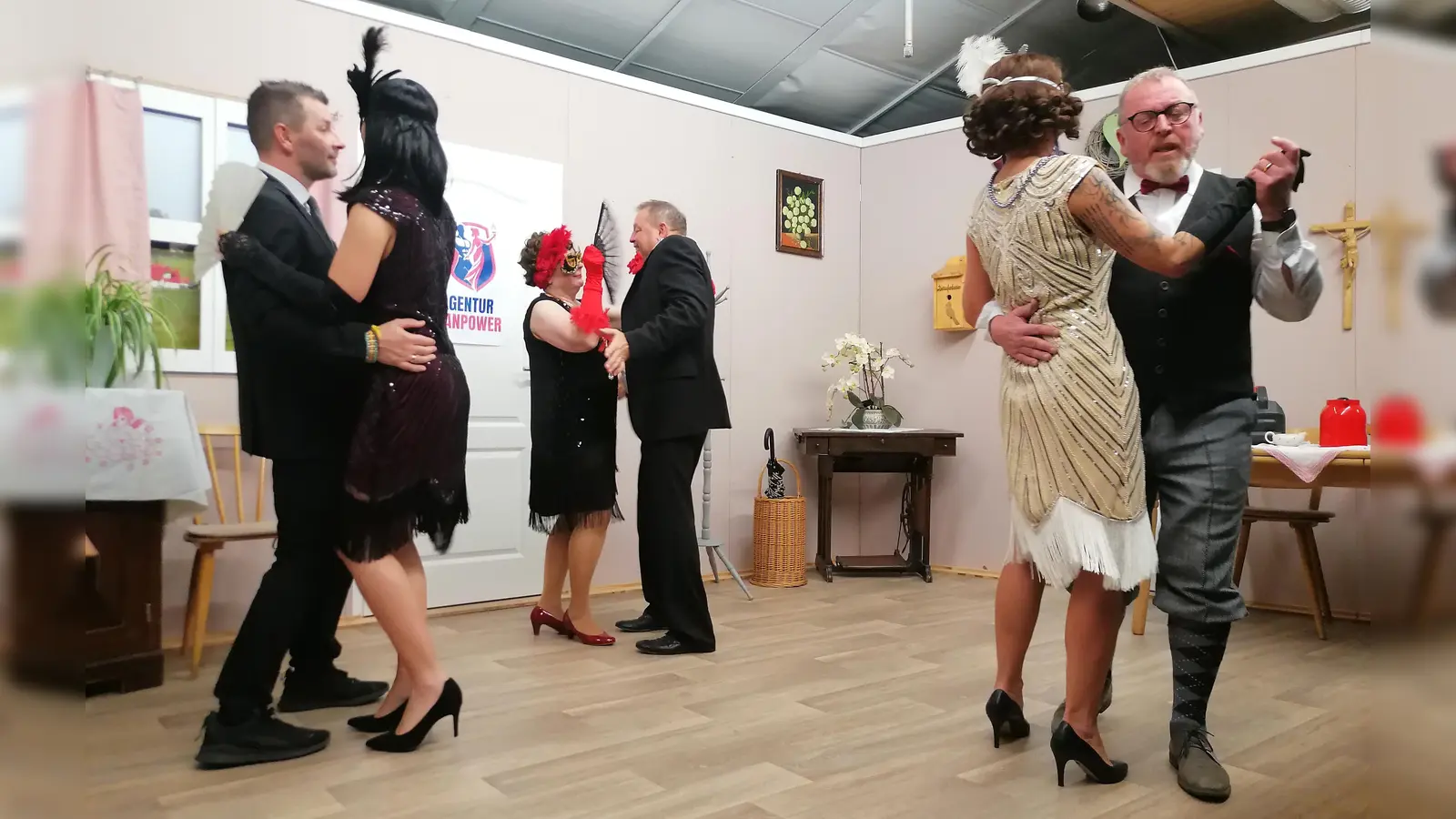 Die drei Schwerenöter ahnen beim Date mit ihren auf jung getrimmten Frauen noch nichts vom Komplott.  (Foto: Friedrich Zinnecker)