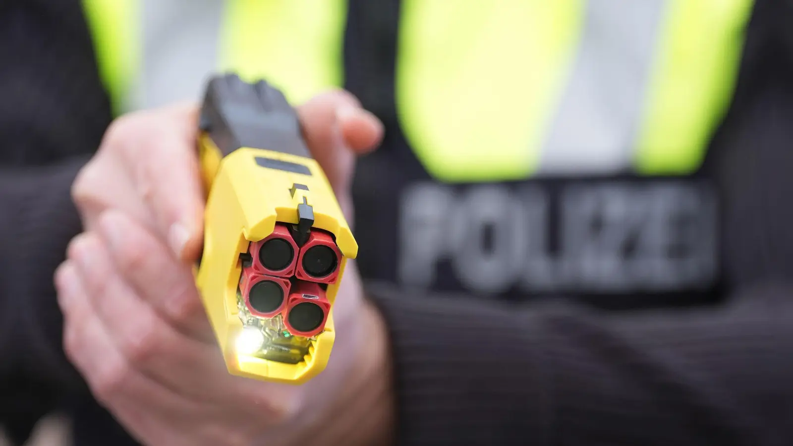 Elektroschockgeräte wirken oft schon bei ihrem reinen Anblick abschreckend. (Symbolbild) (Foto: Marcus Brandt/dpa)