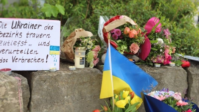 Am Gelände eines Einkaufszentrums, an dem am zwei Männer aus der Ukraine getötet worden sind, wurden Blumen niedergelegt. (Foto: Constanze Wilz/dpa)