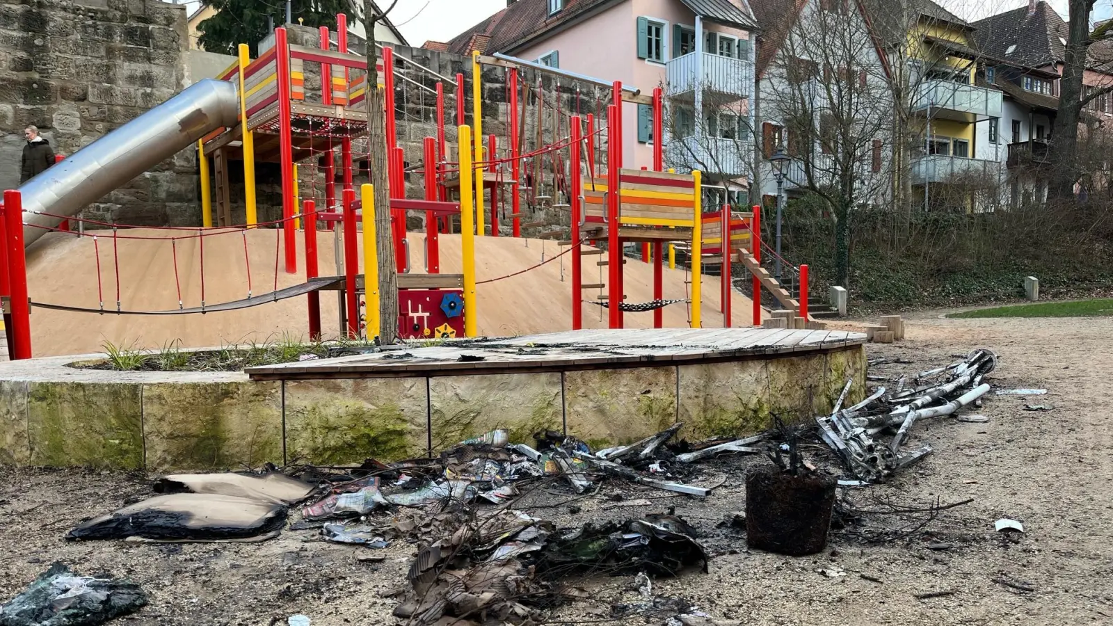 Erst vor wenigen Monaten war der Spielplatz im Stadtgraben nach der Sanierung freigegeben worden. Jetzt muss ersteinmal aufgeräumt werden. (FLZ-Leserfoto: Sascha Wächtler)