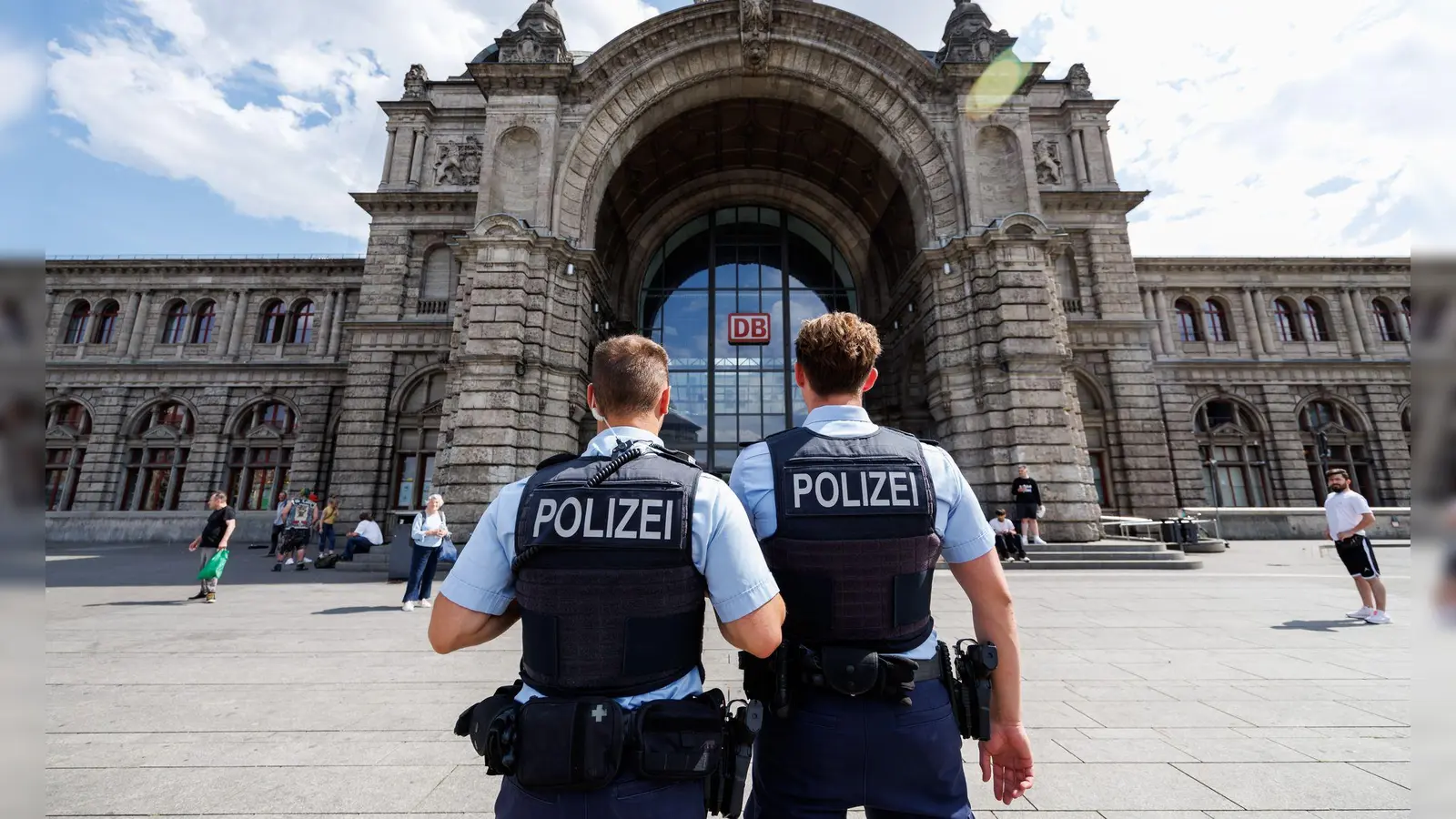 Rund um den Nürnberger Hauptbahnhof wird das Kiffen und das Mitführen von Cannabis verboten. (Archivbild) (Foto: Daniel Karmann/dpa)