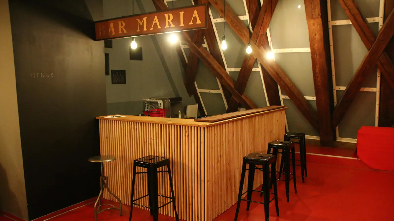 Die Theke im Landestheater Dinkelsbühl ist wohlbekannt. Mit neuem Anstrich trägt sie nun den Namen „Bar Maria”. (Foto: Stefan Neidl)