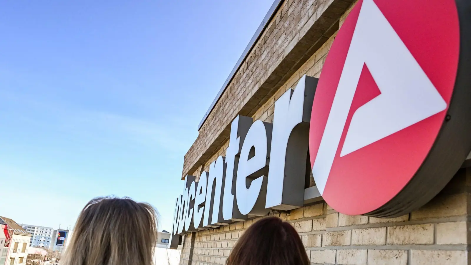 So bewerten Langzeitarbeitslose nach einer Studie ihre Besuche im Jobcenter. (Archivbild) (Foto: Jens Kalaene/dpa)