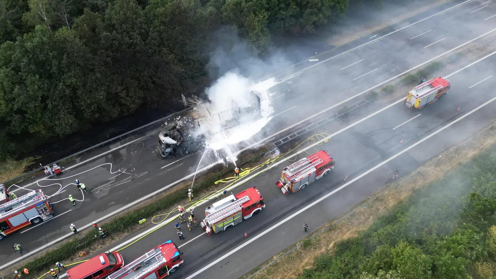  Von oben ist gut zu sehen, dass sich die Flammen auch auf die Böschung und das nahegelegene Waldstück ausbreiteten. (Foto: NEWS5 / Wohlgemuth)
