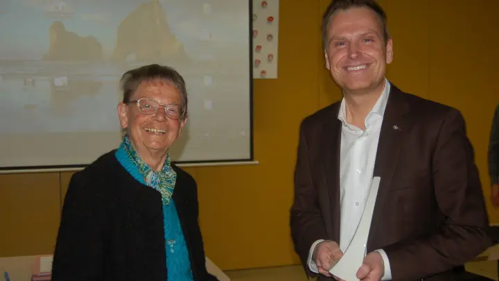 Ilse Vogel erhielt in der Sitzung des Gemeinderates Diespeck von Bürgermeister Dr. Christian von Dobschütz das Ehrenzeichen der Gemeinde Diespeck in Silber verliehen. (Foto: Christa Frühwald)