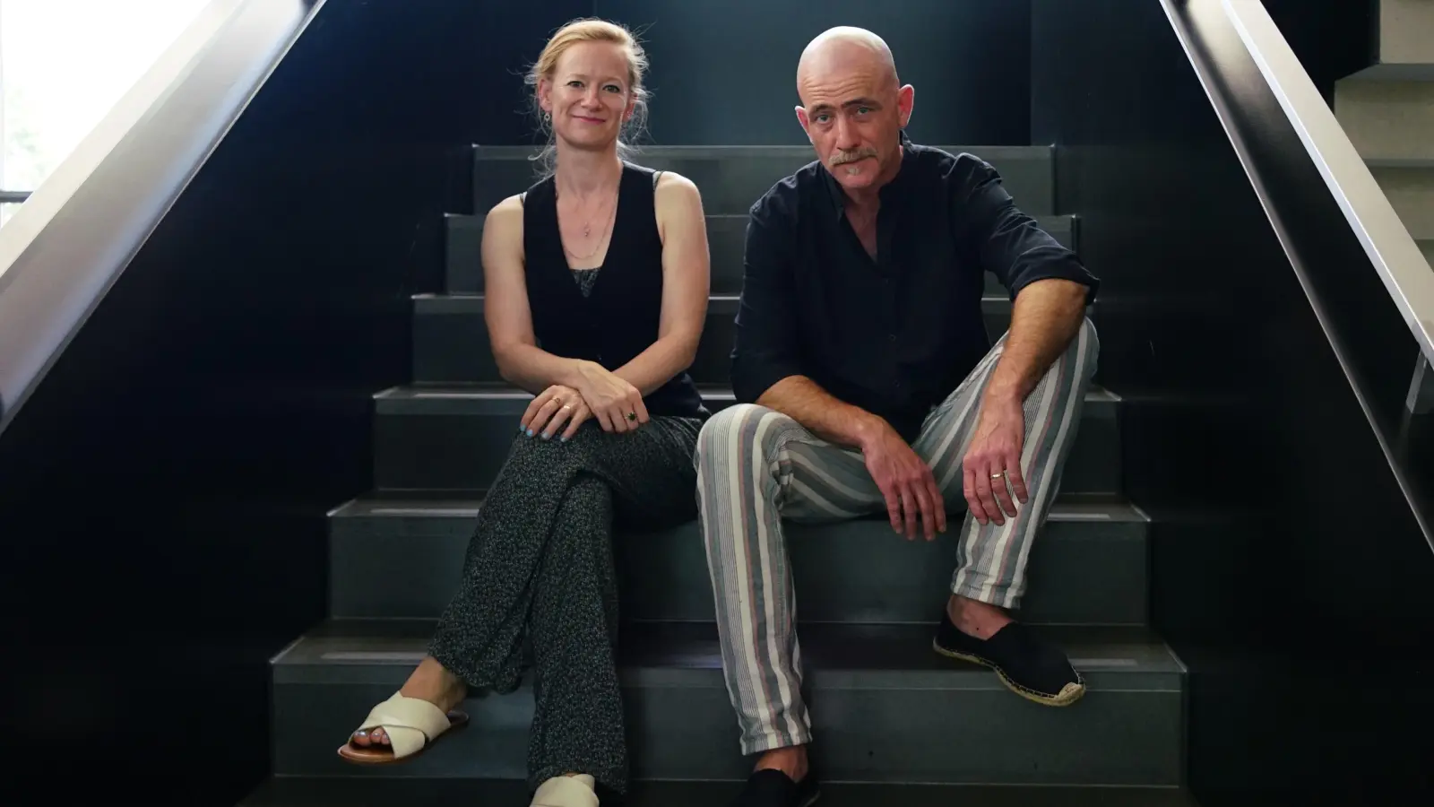 Bei der Spielplan-Vorstellung: Sabine Effmert, die Leiterin des Künstlerischen Betriebsbüros sowie der Sparte Ansbacher Puppenspiele, und Robert Arnold, der künstlerische Leiter des Ansbacher Theaters. (Foto: Elke Walter)