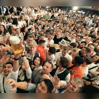 In der Enge der Bierzelte verbreiten sich Viren besonders leicht. (Archivbild)   (Foto: Karl-Josef Hildenbrand/dpa)