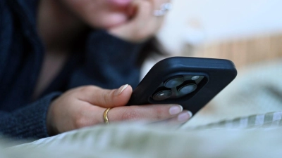 Schnell ein Foto vom iPhone zum Android übertragen? Das geht jetzt nicht mehr nur mit Googles Pixel-Smartphones, auch Samsung hat die Funktion für erste Smartphones freigeschaltet. (Foto: Elisa Schu/dpa)