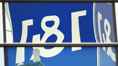 Das Logo des Telekommunikationsanbieters 1&amp;1 spiegelt sich in den Scheiben eines Bahnhofes. (Foto: Federico Gambarini/dpa/Symbolbild)