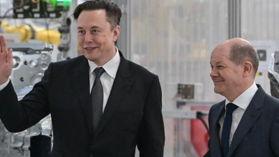 Kanzler Scholz (r) mit Tesla-Chef Elon Musk bei der Eröffnung der Tesla-Fabrik Berlin Brandenburg vor gut zwei Jahren. (Foto: Patrick Pleul/dpa/POOL/dpa)