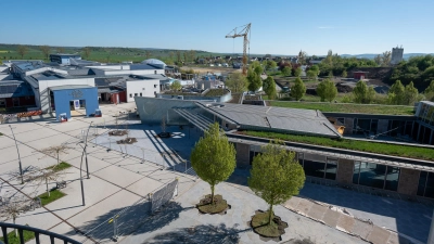 Die Buchhaltung für die KKT, die sich unter anderem um das Kur- und Kongress-Center (rechts) kümmert, war zu der Zeit über einen Dienstleistungsvertrag in die Franken-Therme (links) ausgelagert. (Foto: Mirko Fryska)