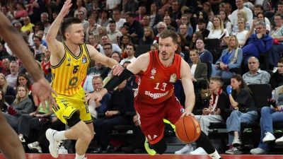 Andreas Obst (r) hatte wieder großen Anteil am Bayern-Sieg. (Archivbild) (Foto: Matthias Stickel/dpa)