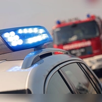 Auf der A6 bei Lichtenau ist ein Lkw in einen Warnleitanhänger geprallt. Der Schaden liegt bei einer halben Million Euro. (Symbolbild: Matthias Bein/dpa)