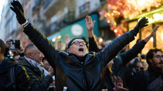 Frankreichs Regierung hat mit einem Sonderartikel die unbeliebte Rentenreform durchgedrückt. Nun bekommt sie mit anhaltenden Protesten und Krawallen die Wut der Franzosen zu spüren. Hier skandieren Demonstranten auf einem Protestzug durch Paris ihre Slogans. (Foto: Lewis Joly/AP)