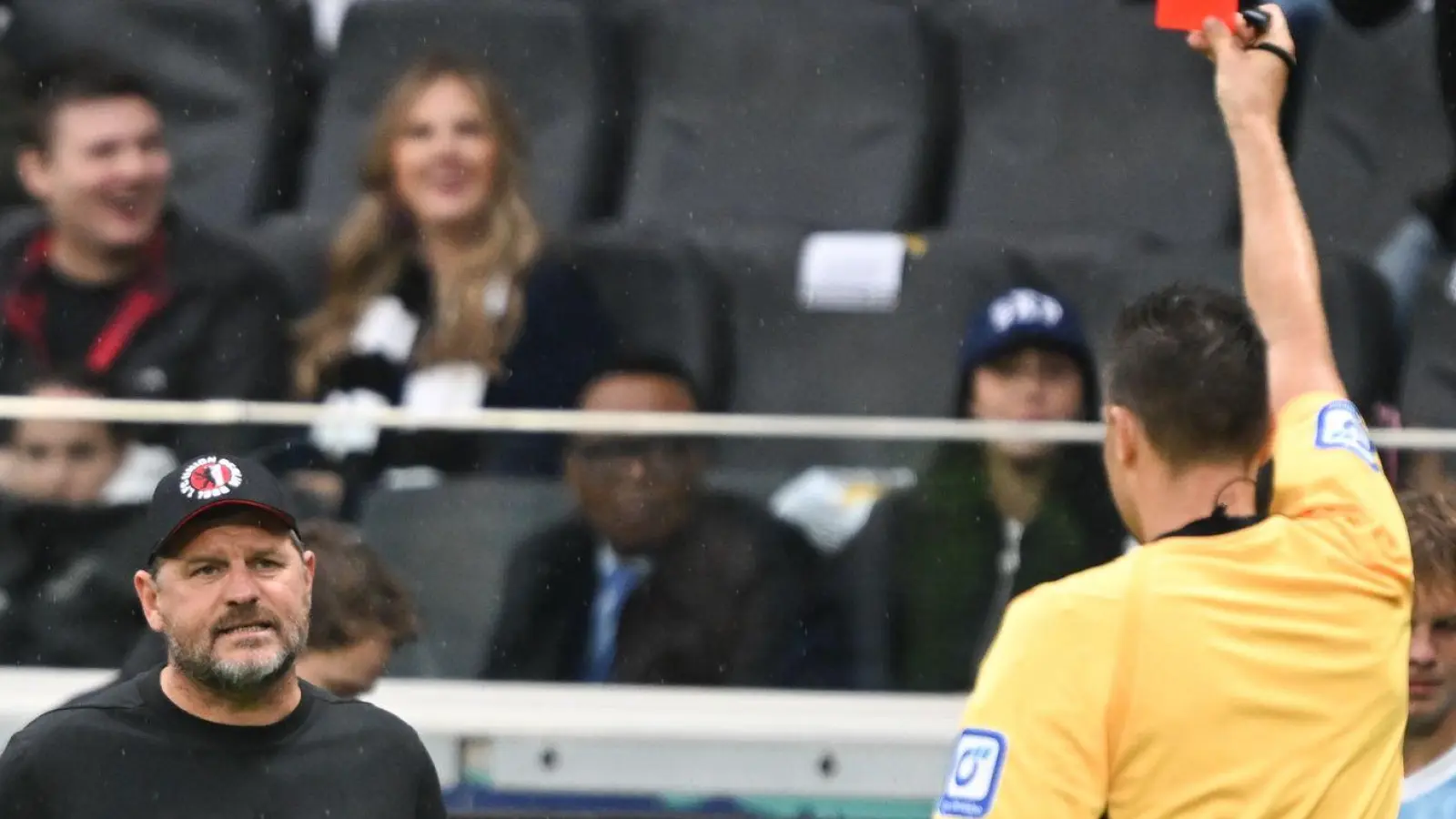 Steffen Baumgart sieht in einer hektischen Schlussphase Rot. (Foto: Arne Dedert/dpa)