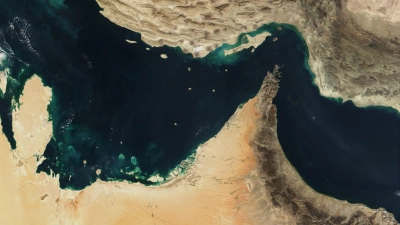 Ein Handelsschiff steht nach Beschuss in Flammen. (Archivbild) (Foto: -/The Visible Earth/NASA/dpa)