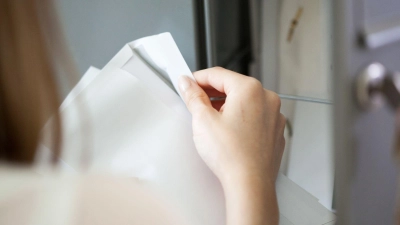 Bloß nicht ungeöffnet ablegen: Wer Post einfach ignoriert, läuft Gefahr entscheidende Informationen zu verpassen. Das kann zu unangenehmen finanziellen und rechtlichen Folgen führen. (Foto: Christin Klose/dpa-tmn)