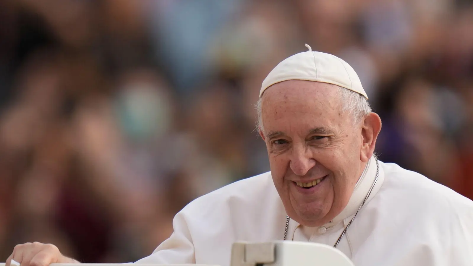 Papst Franziskus trifft zu seiner wöchentlichen Generalaudienz auf dem Petersplatz ein. (Foto: Alessandra Tarantino/AP/dpa)