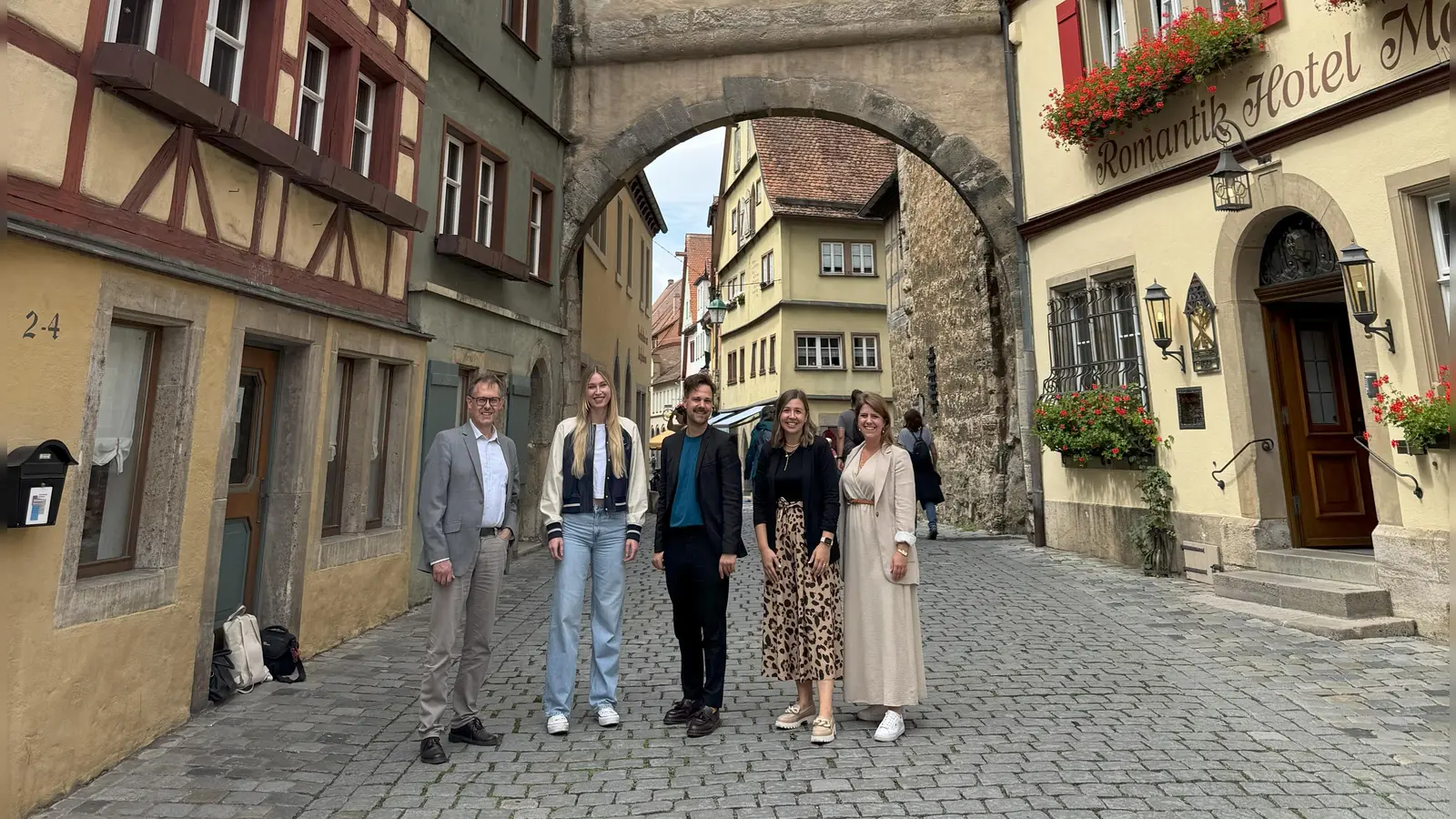 Projektträger und Kooperationspartner freuen sich über das neue Pop-Up-Projekt, In der Rödergasse 2 -4 (links) soll das „Pop-Up-Reallabor” einziehen.  (Foto: Stadt Rothenburg)