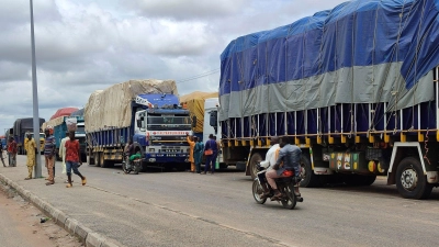 Lastwagen stehen an der Grenze zwischen Nigeria und Niger. (Foto: Mohammed Babangida/AP/dpa)