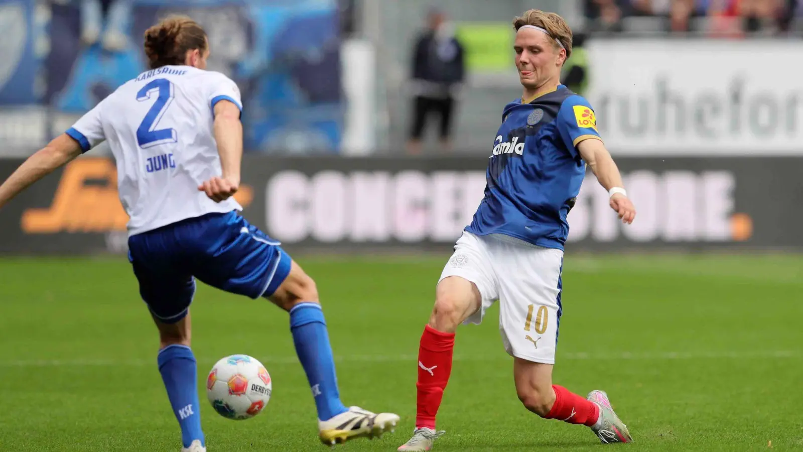Trotz verschossenen Elfmeters einer der Besten: Kiels Jonas Therkelsen  (Foto: Claus Bergmann/dpa)