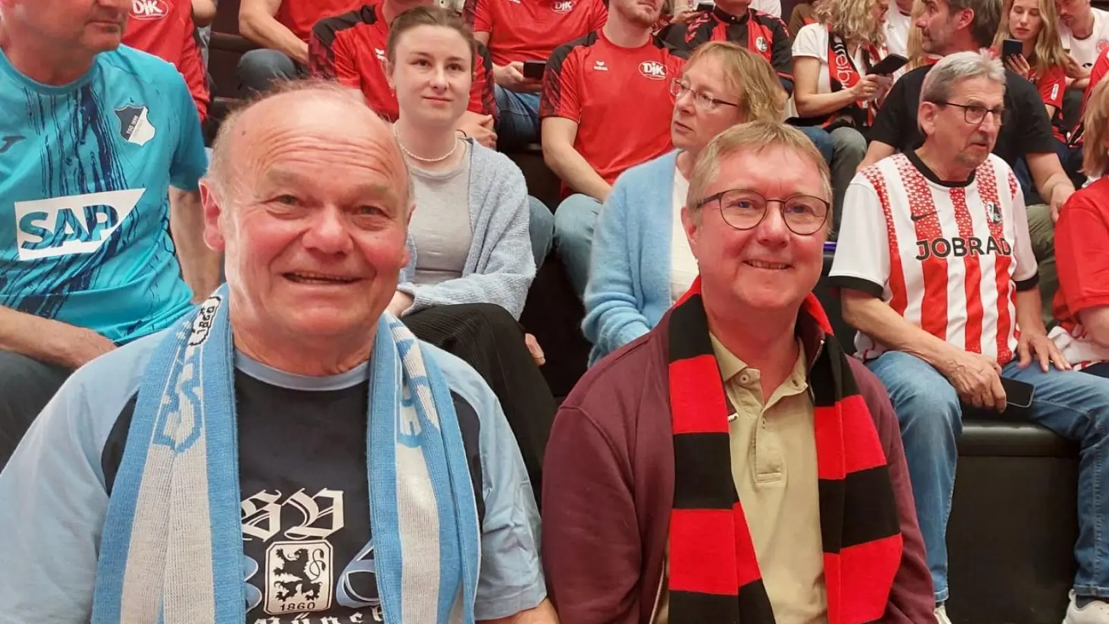 MIchael Beck gehörte in dieser Saison zu den Begleitern von Friedrich Zinnecker bei seinen Besuchen im Sportstudio. Sein einstiger Trainer ist begeisterter Anhänger von 1860 München, Beck Bayern-Fan. Im Stadion trug er einen Schal des TSV Dinkelsbühl,  (Foto: privat)