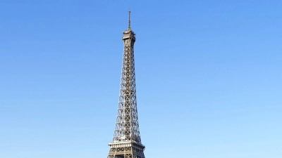 Der Pariser Eiffelturm öffnet wieder für Besucherinnen und Besucher. (Foto: -/Kyodo/dpa)