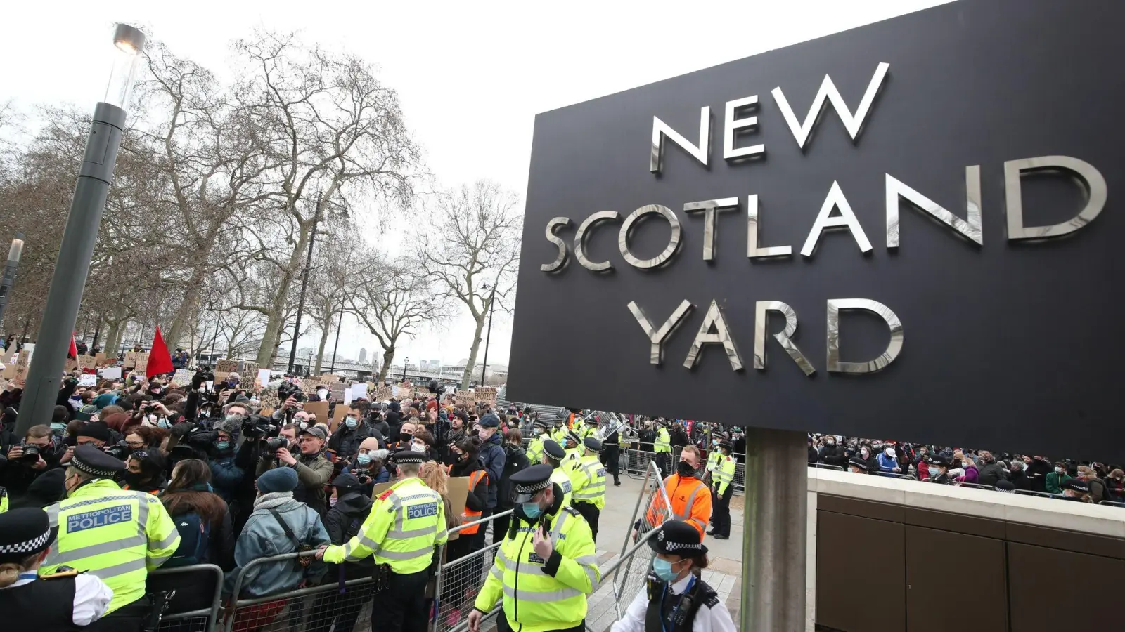 Menschen versammeln sich 2021 nach dem Mord an der Londonerin S. Everard vor dem New Scotland Yard zu einer Mahnwache. (Foto: Yui Mok/PA Wire/dpa)