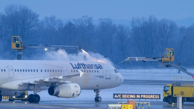 Wegen der starken Schneefälle ist der Flugbetrieb am Flughafen in München gestört (Archivbild).  (Foto: Peter Kneffel/dpa)