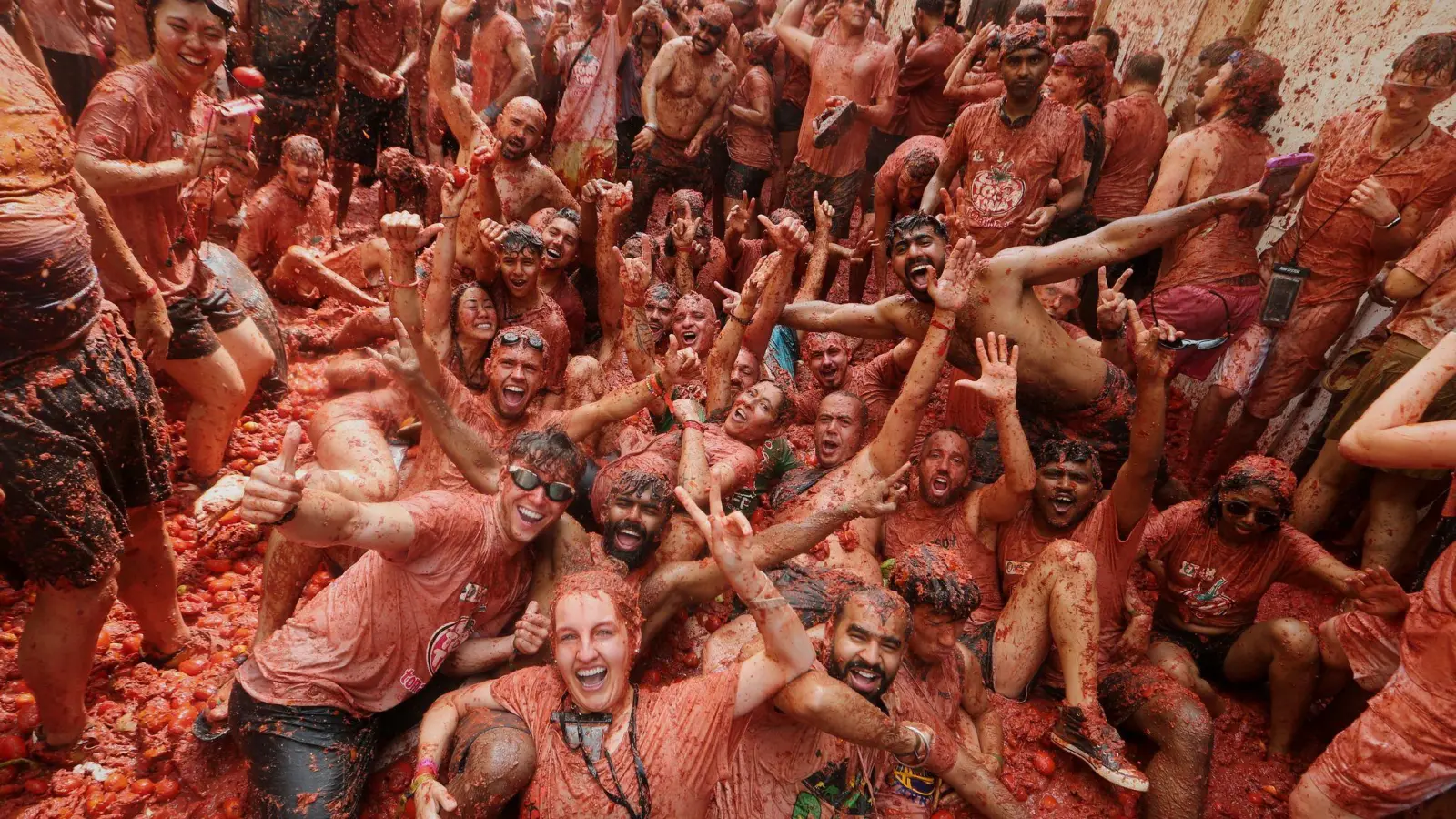 La „Tomatina“ gilt als die größte Lebensmittelschlacht der Welt. (Foto: Alberto Saiz/AP/dpa)