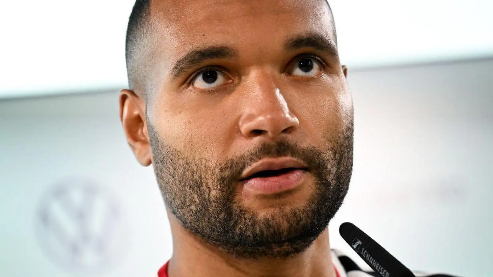 Jonathan Tah hat über besondere Herausforderungen für zwei junge Nationalteamkollegen gesprochen. (Foto: Julian Stratenschulte/dpa)