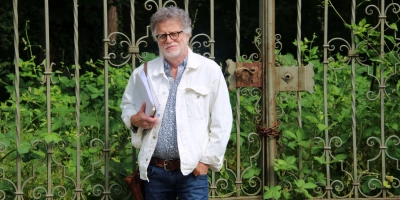 Stadtheimatpfleger Hans-Gustaf Weltzer am Tor zum Brauhaus. (Foto: Clarissa Kleinschrot)