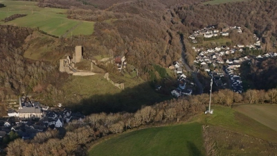 In einem Waldgebiet bei Monreal wurde die Leiche gefunden. (Foto: Sascha Ditscher/dpa)