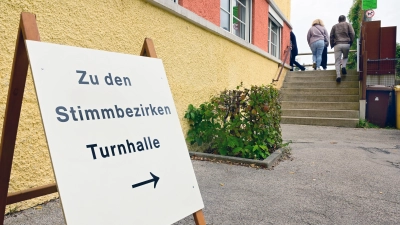 Viele Menschen nutzen nach wie vor die Möglichkeit, im Wahllokal ihre Stimme abzugeben, wie hier in der Güllschule in Ansbach. (Foto: Jim Albright)