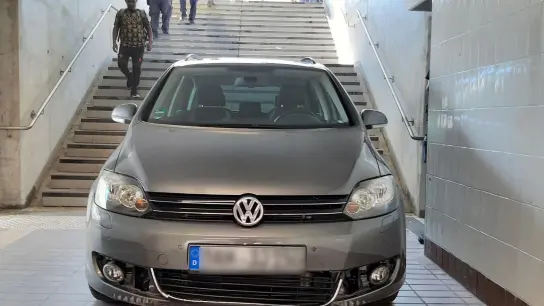 Ein Auto in einer Unterführung in München. Der 86 Jahre alte Fahrer hatte den Eingang des Tunnels mit einem Parkhaus verwechselt. (Foto: Bundespolizei/dpa)