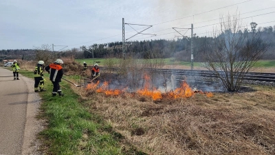 An mehreren Stellen entlang der Bahnstrecke im Bereich von Oberdachstetten, Rosenbach und Unterheßbach geriet die Böschung in Brand. (Foto: News5/Thomas Haag)