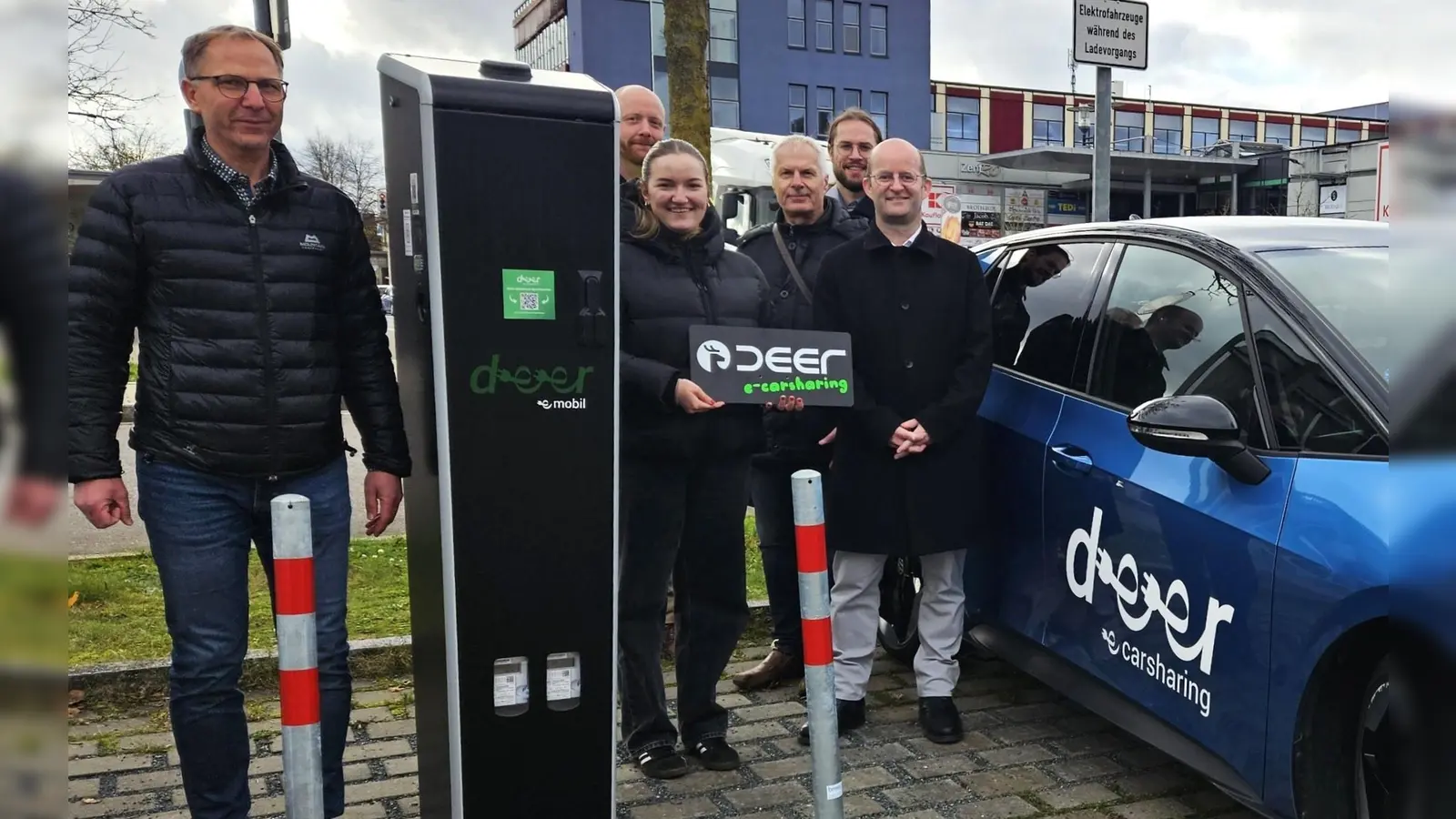 Oberbürgermeister Dr. Markus Naser, Klimaschutzmanager Dennis Geißler, Horst Runschke, Emma Brouilly (beide Deer GmbH), Martin Hofmann (Stadtwerke) und Ordnungsamtsleiter Roland Pfaffelhuber (von rechts) freuen sich über die neue Ladesäulöe und das E-Auto. (Foto: Thomas Müller)