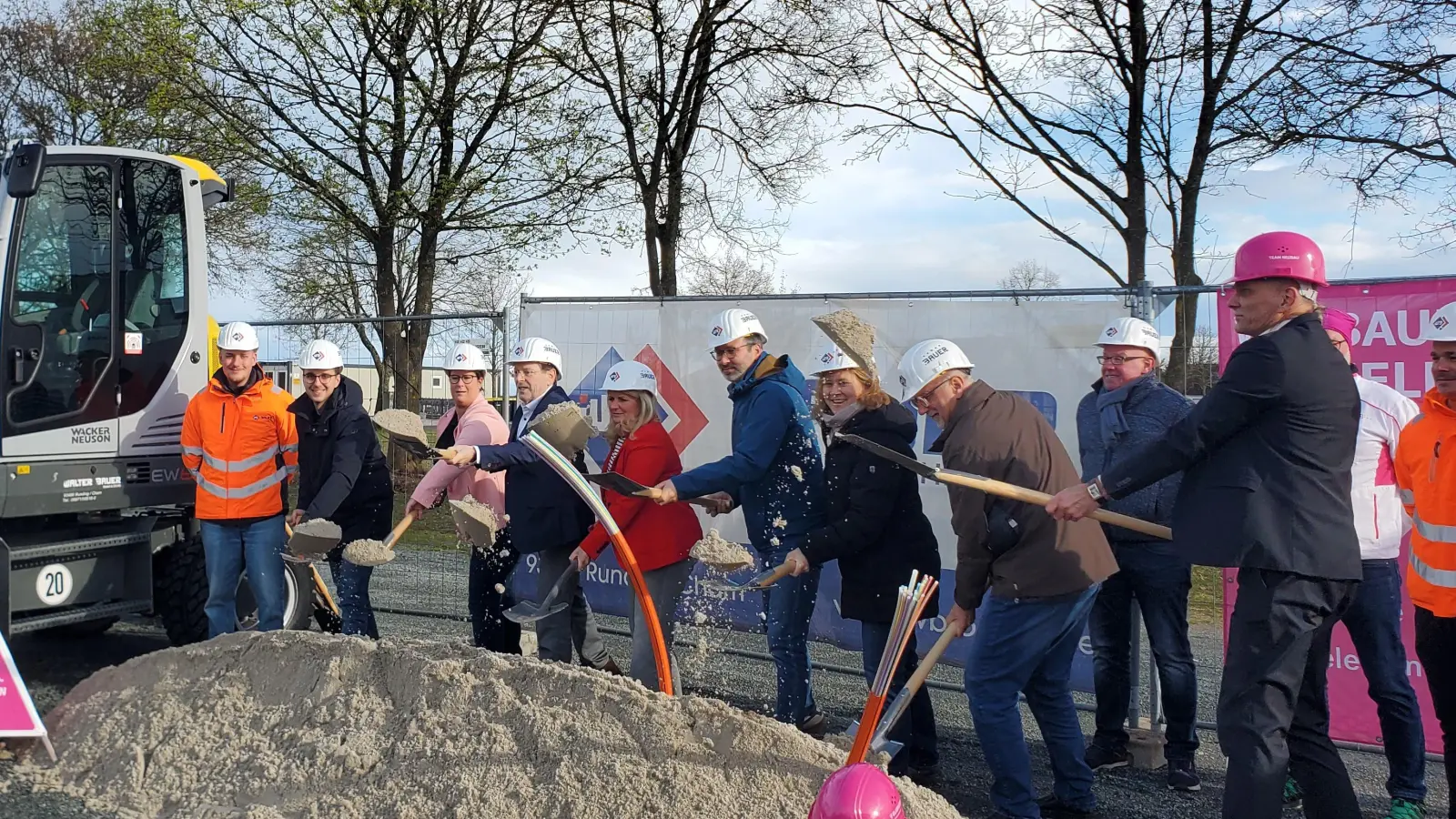 Symbolischer Spatenstich für den Glasfaserausbau: Ratsmitglieder und die Verwaltung von Markt Erlbach sowie Vertreter der Firmen GlasfaserPlus und Walter Bauer freuten sich auf die Maßnahme. (Foto: Ulli Ganter)