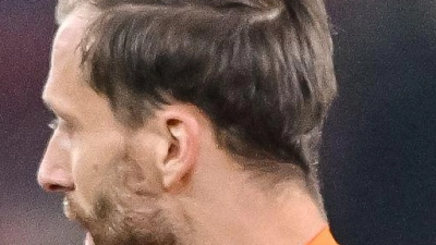 Redebedarf: Nationaltorwart Oliver Baumann (r) nach dem 2:2 in Augsburg.  (Foto: Harry Langer/dpa)