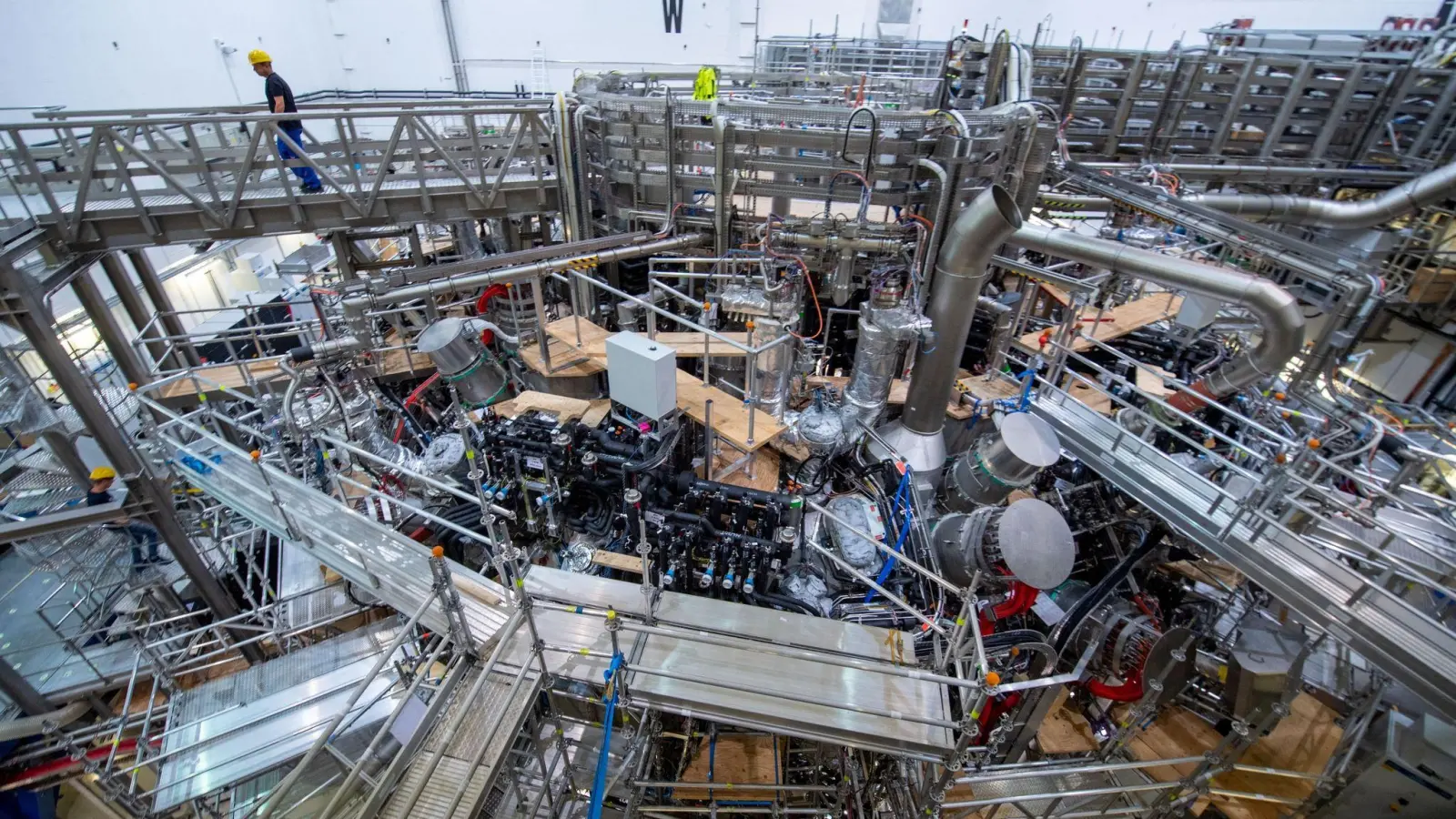 Blick auf den Forschungsreaktor „Wendelstein 7-X“ im Max-Planck-Institut für Plasmaphysik. (Foto: Stefan Sauer/dpa)