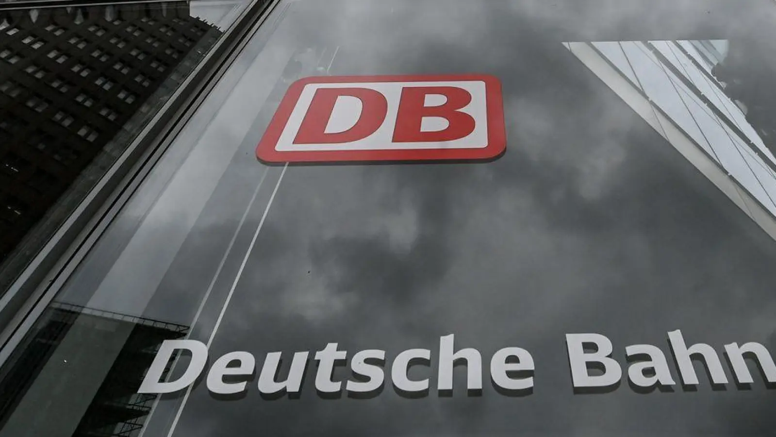 Im ersten Halbjahr 2025 hat die Bahn Verluste im dreistelligen Millionenbereich eingefahren. (Archivbild) (Foto: Jens Kalaene/dpa)