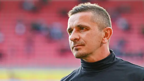 Trainer Mersad Selimbegovic von Regensburg steht im Stadion. (Foto: Armin Weigel/dpa/Archivbild)