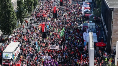 Allein 20.000 Menschen zogen nach Polizeiangaben bei verschiedenen Demonstrationszügen durch Nürnberg. (Foto: Daniel Löb/dpa)