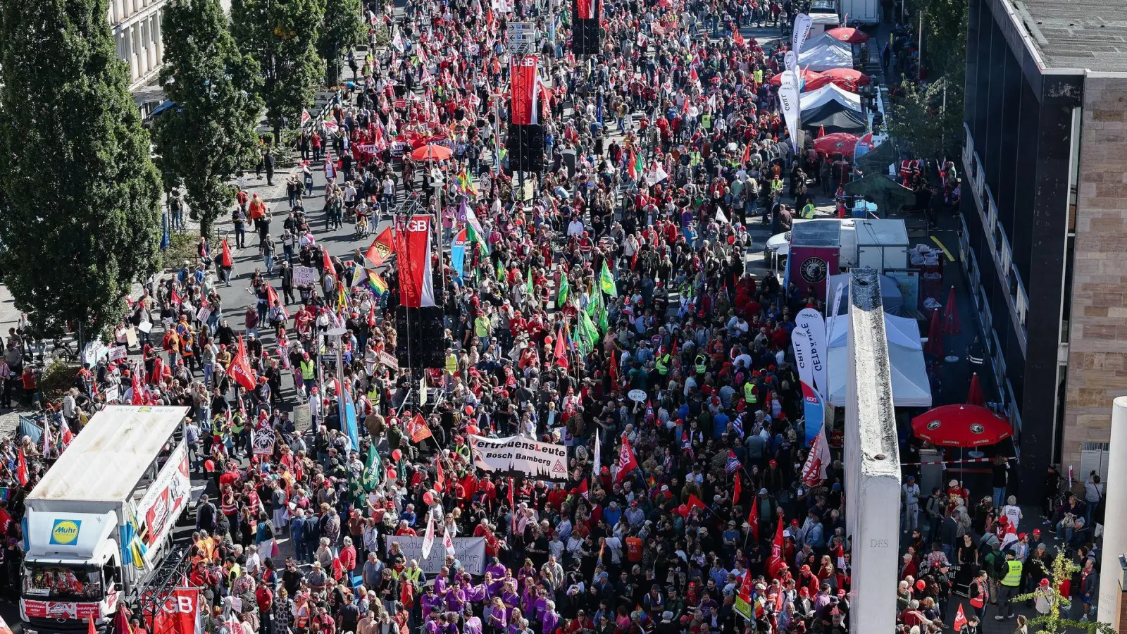 Allein 20.000 Menschen zogen nach Polizeiangaben bei verschiedenen Demonstrationszügen durch Nürnberg. (Foto: Daniel Löb/dpa)