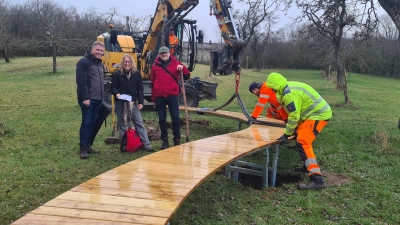 Matthias Schwarz, Heidi Wolfsgruber und Hartmut Assel (von links) sind glücklich darüber, dass die Burgbernheimer Himmelsbahn Gestalt annimmt. (Foto: Anna Franck)
