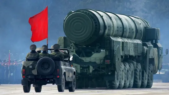 Eine mobile Startrampe für die atomwaffenfähige Interkontinentalrakete Topol-M während einer Militärparade in Russland (Archivbild). (Foto: Sergei Ilnitsky/dpa)
