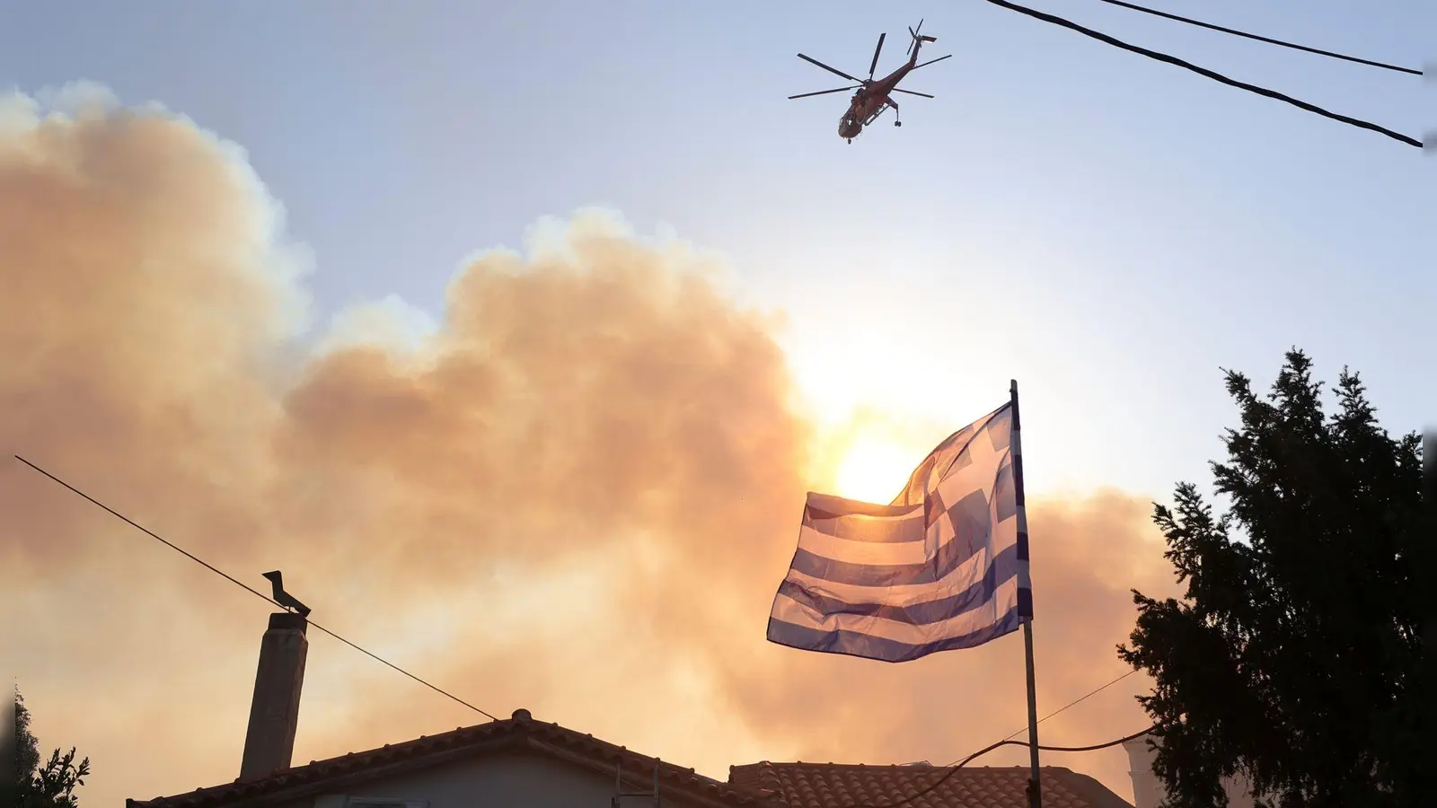 Angst vor der Nacht: Im Dunkeln können die Löschflugzeuge und Hubschrauber nicht fliegen (Foto: Yorgos Karahalis/AP/dpa)
