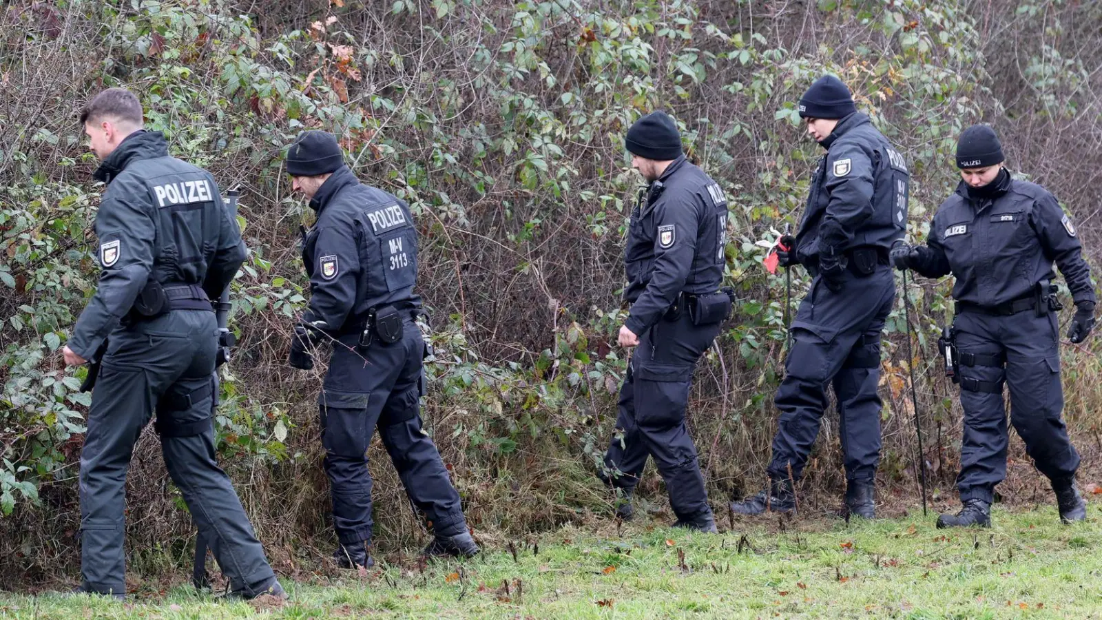 Die Ermittlungen im Fall des getöteten achtjährigen Fabian führen Polizisten zurück in das Gebiet des Fundortes. (Foto: Bernd Wüstneck/dpa)