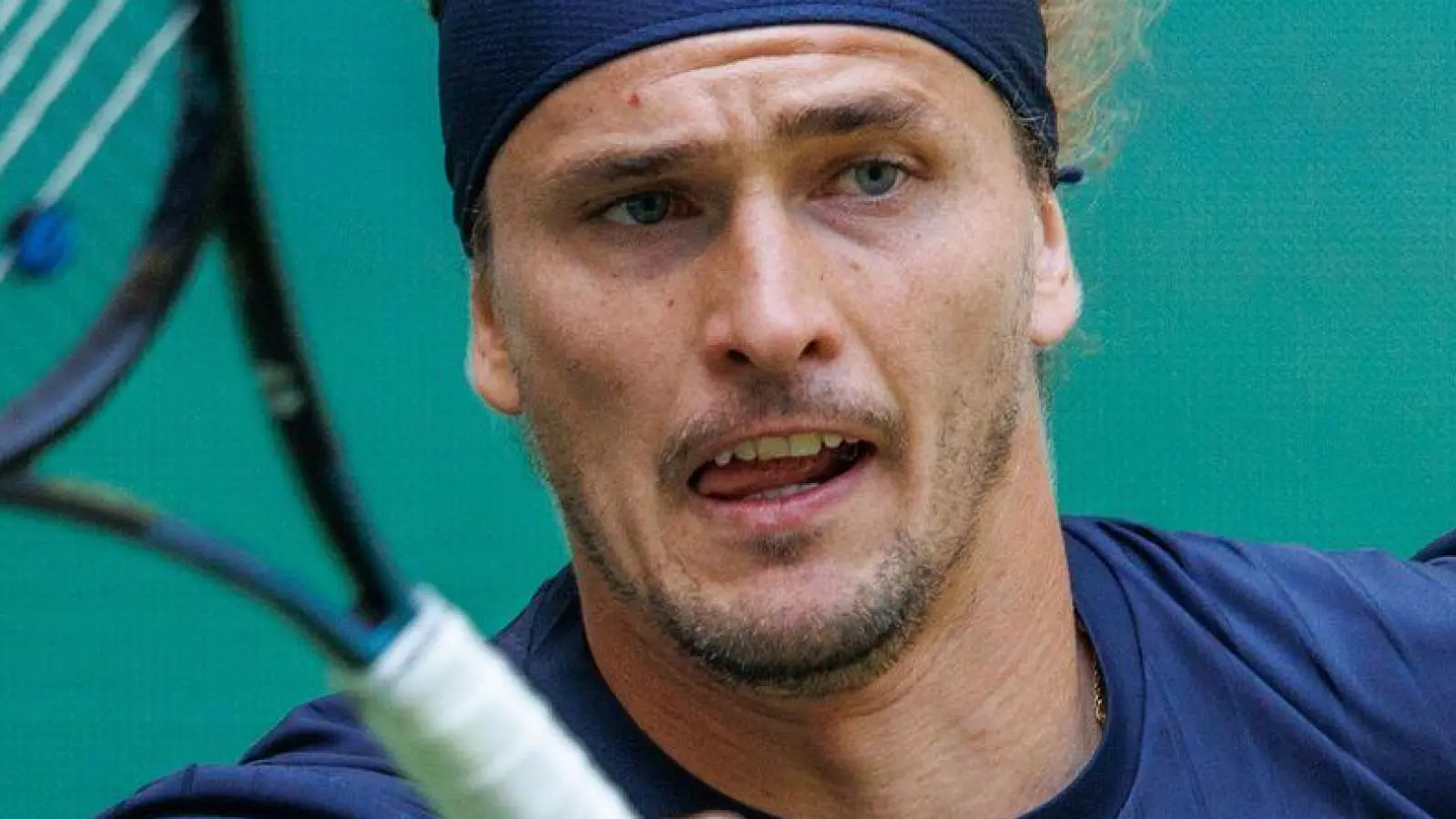 Alexander Zverev ist beim Rasenturnier in Halle ins Achtelfinale eingezogen.  (Foto: Friso Gentsch/dpa)